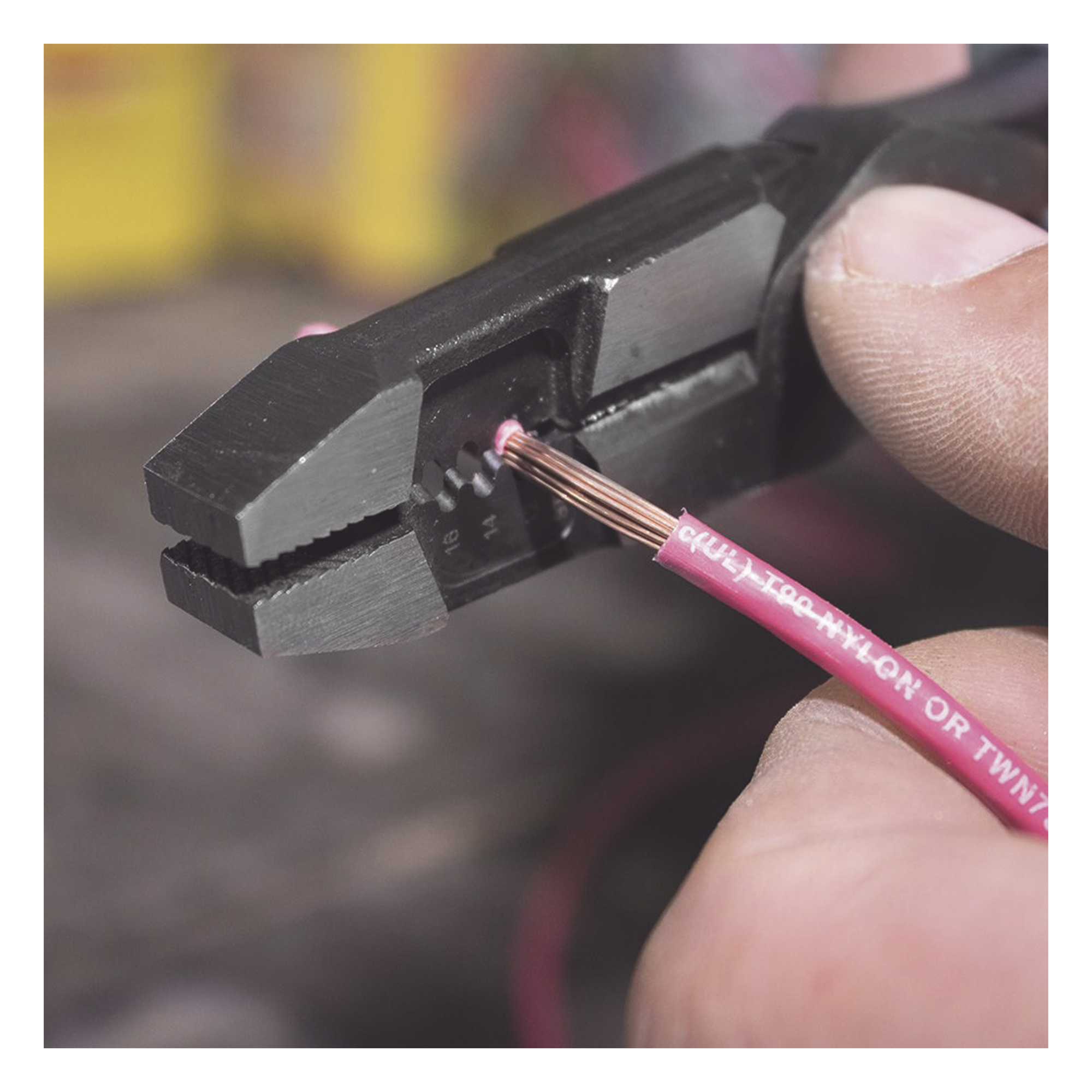 Pinza Híbrida con Ponchadora de 8". Pela Cable Sólido de 10-14 AWG y Cable Trenzado de 12-16 AWG