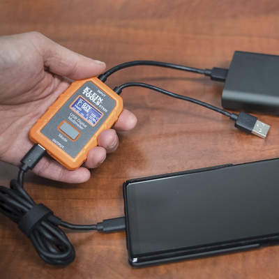Multímetro digital USB para USB-A y USB-C.