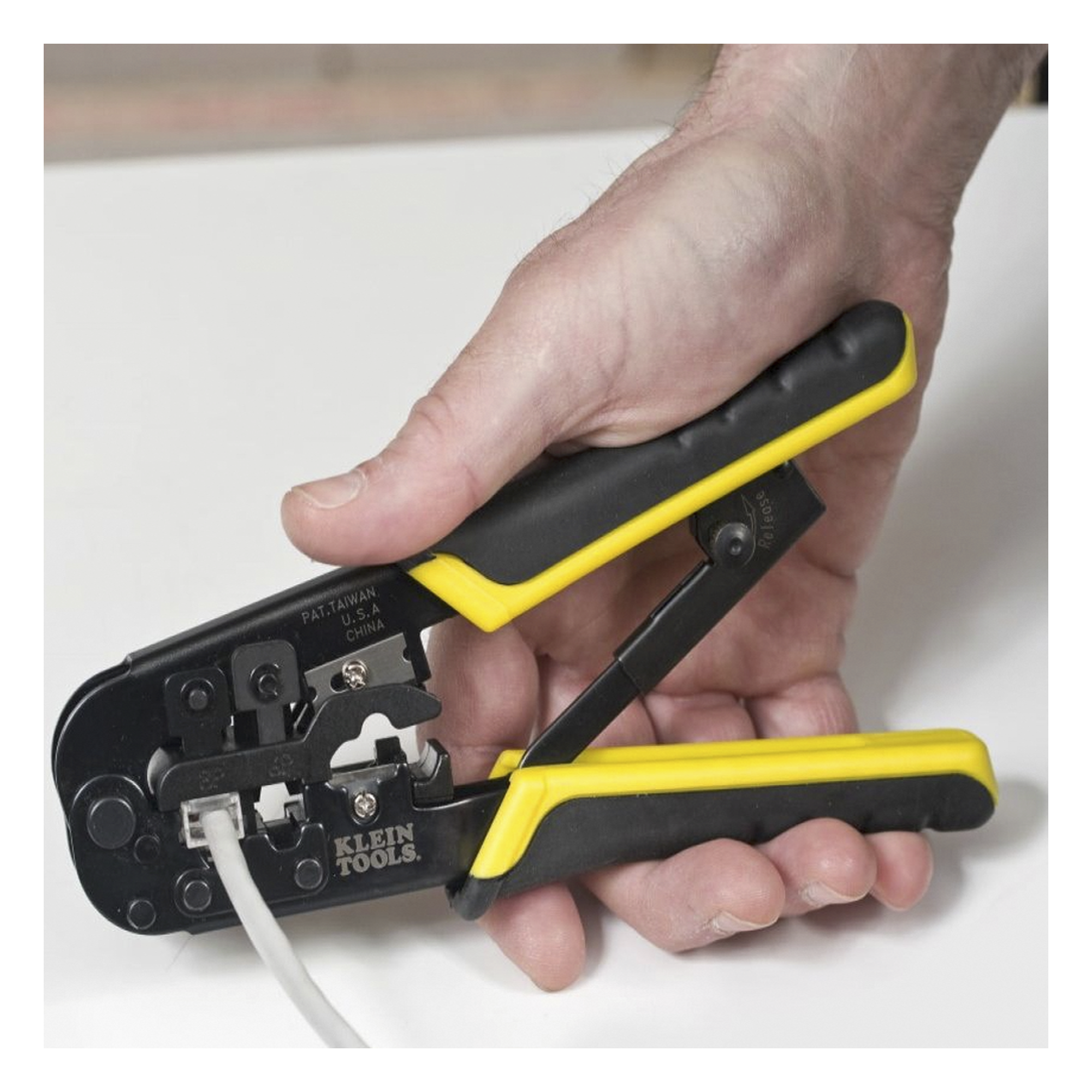 Kit de Instalación de cable UTP con Estuche (Desforrador + Ponchadora + Ponchadora 110).