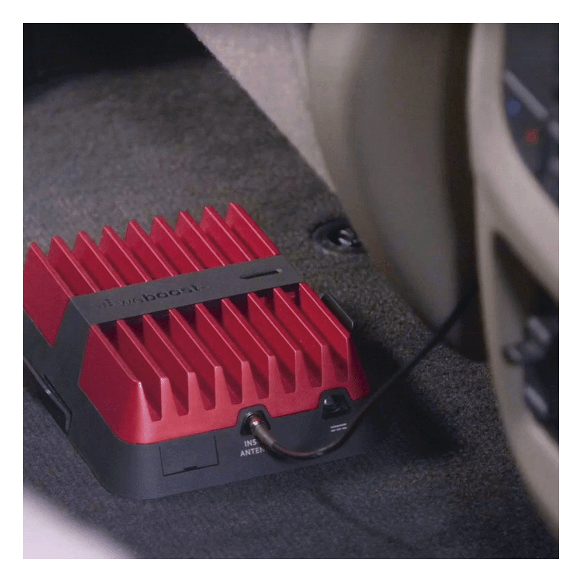 Amplificador Celular Vehicular / Largo Alcance / 700 MHz a 2100 MHz / Múltiples Usuarios / Instalación Sin Herramientas / 4G LTE y 3G