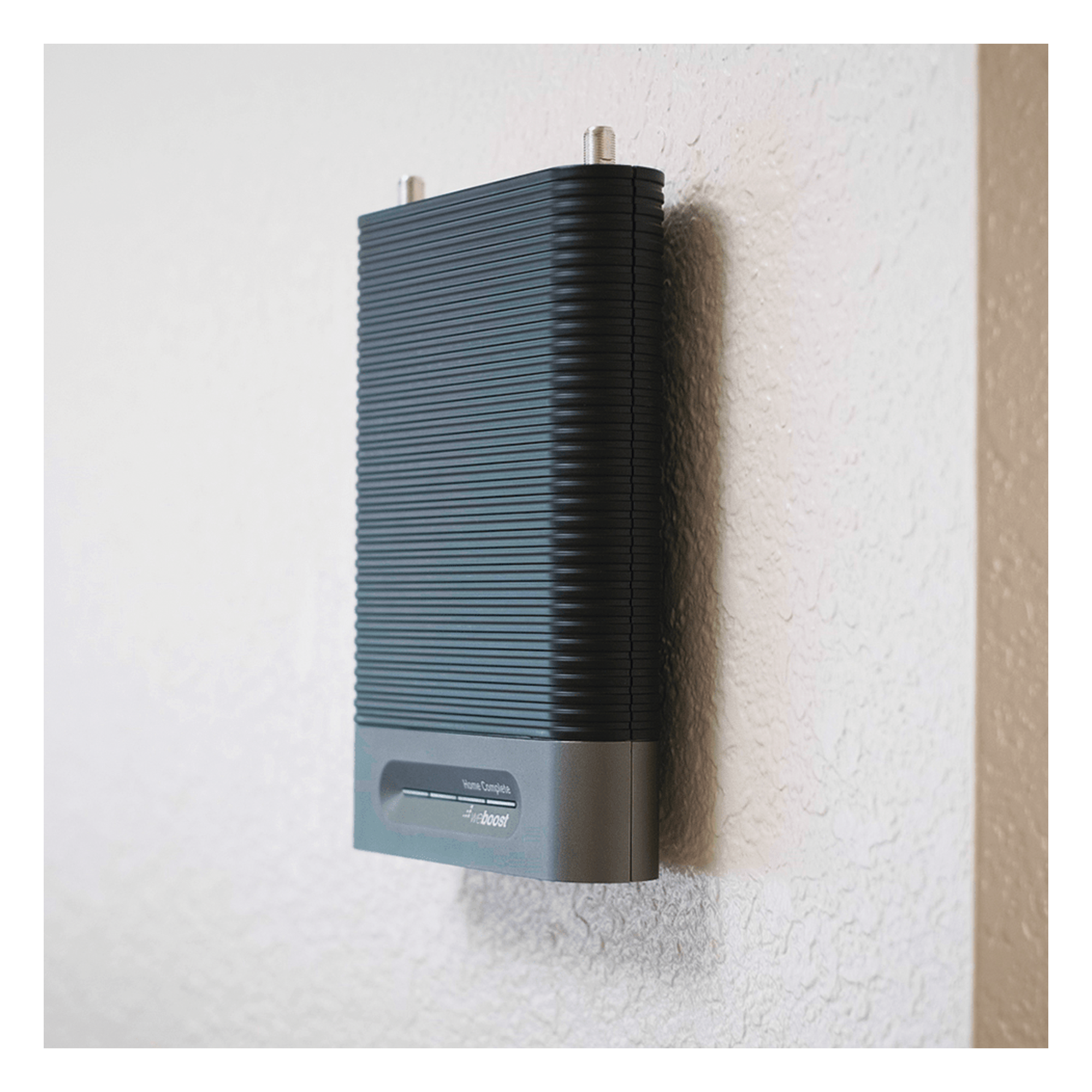 Amplificador de Señal Celular / Cobertura 1,200 m² (13,123.4 ft²) / 4 Antenas Interiores / Multioperador / Instalación Sin Perforaciones