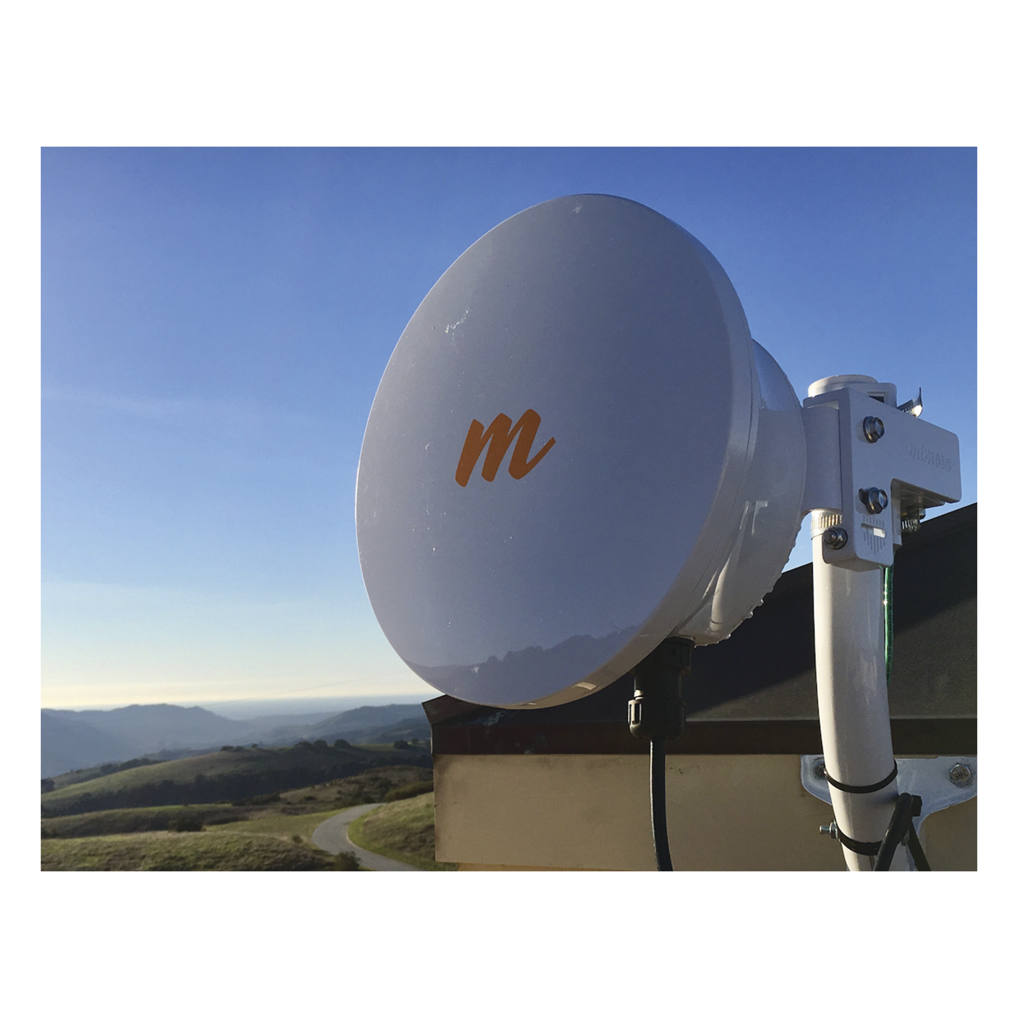 Radio Backhaul PTP en frecuencia 24 GHz, MIMO 4X4:4, 1.5 Gbps, Antena integrada 33 dBi, IP67, Puerto SFP, Adaptación automática al entorno, Sin interferencia  