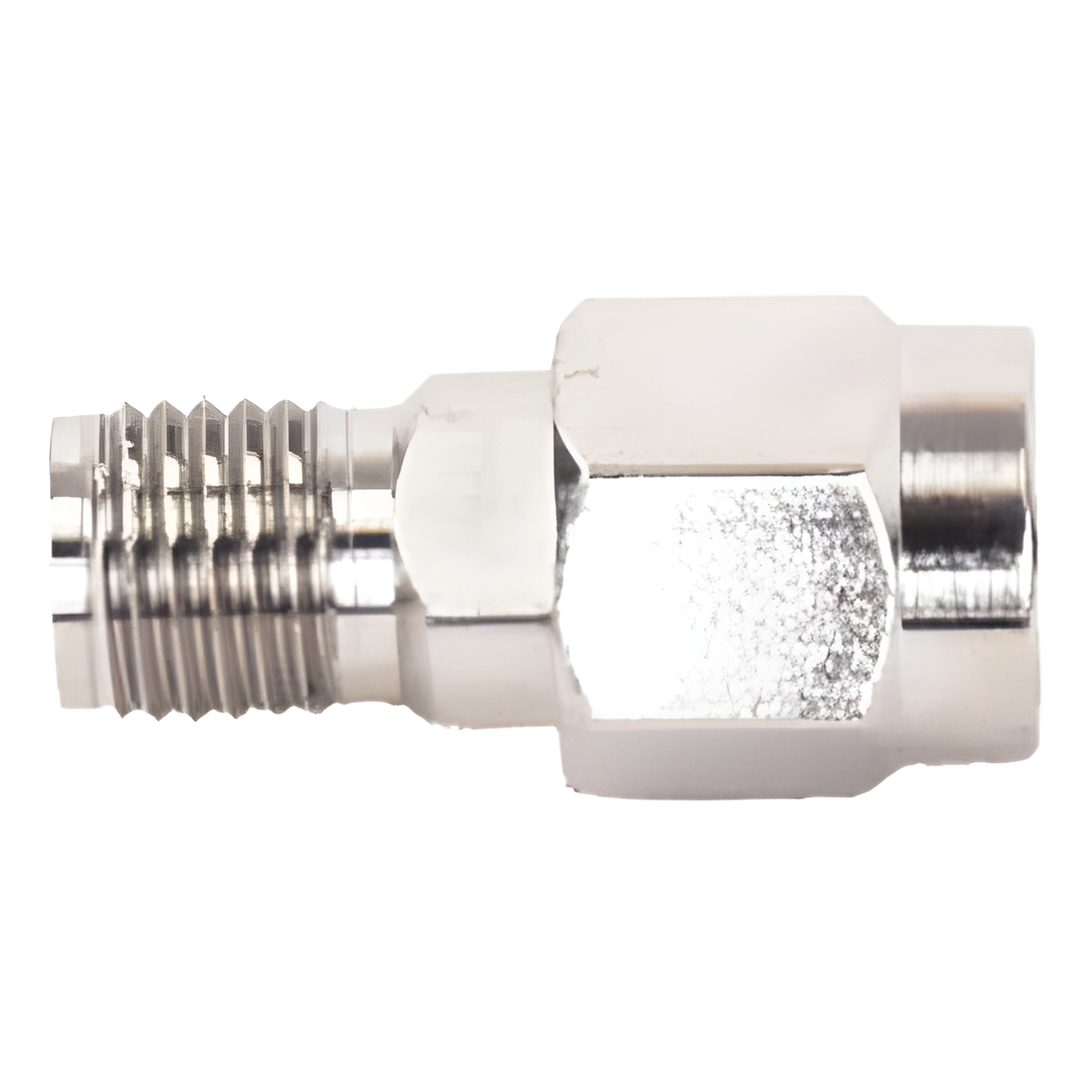 Adaptador RF en Línea / Conector SMA Macho Inverso a SMA Hembra / Cuerpo Bronce Niquelado / Contacto Oro / Aislante Teflón