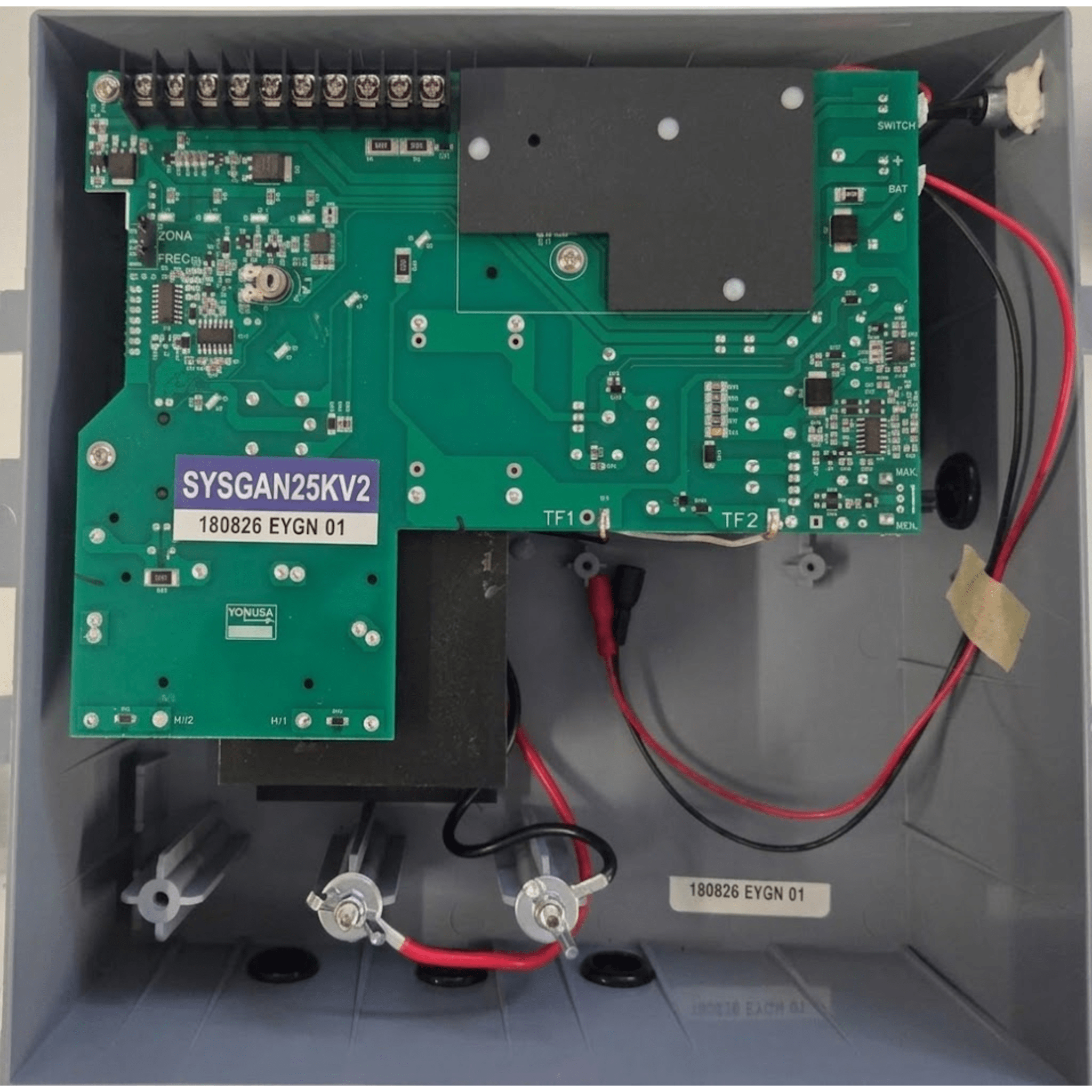 Energizador Ganadero / 10,000 Volts / 0.2 a 5.0 Joules Ajustable / 25 km Lineales / Alimentación 90-260 Vca y 12 Vcd / Panel Solar / NEMA 2
