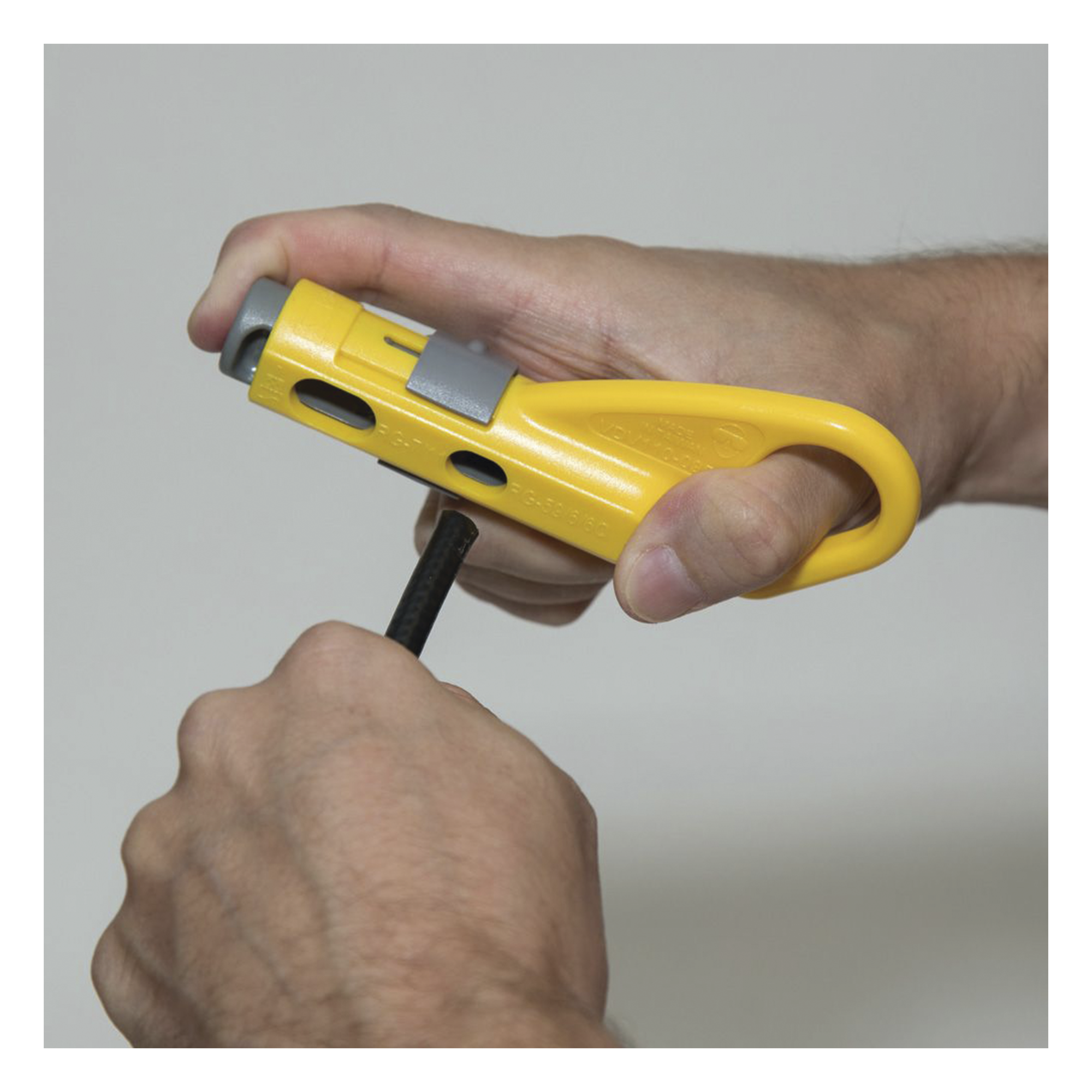 Pelacables Radial de Cables Coaxiales.