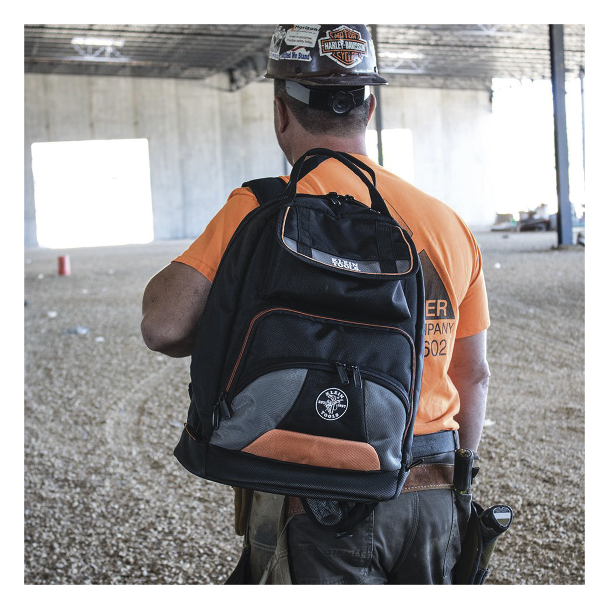 Mochila para Herramientas Tradesman Pro™ de 44.5 cm en Color Negro con 35 Bolsillos (No incluye herramientas).