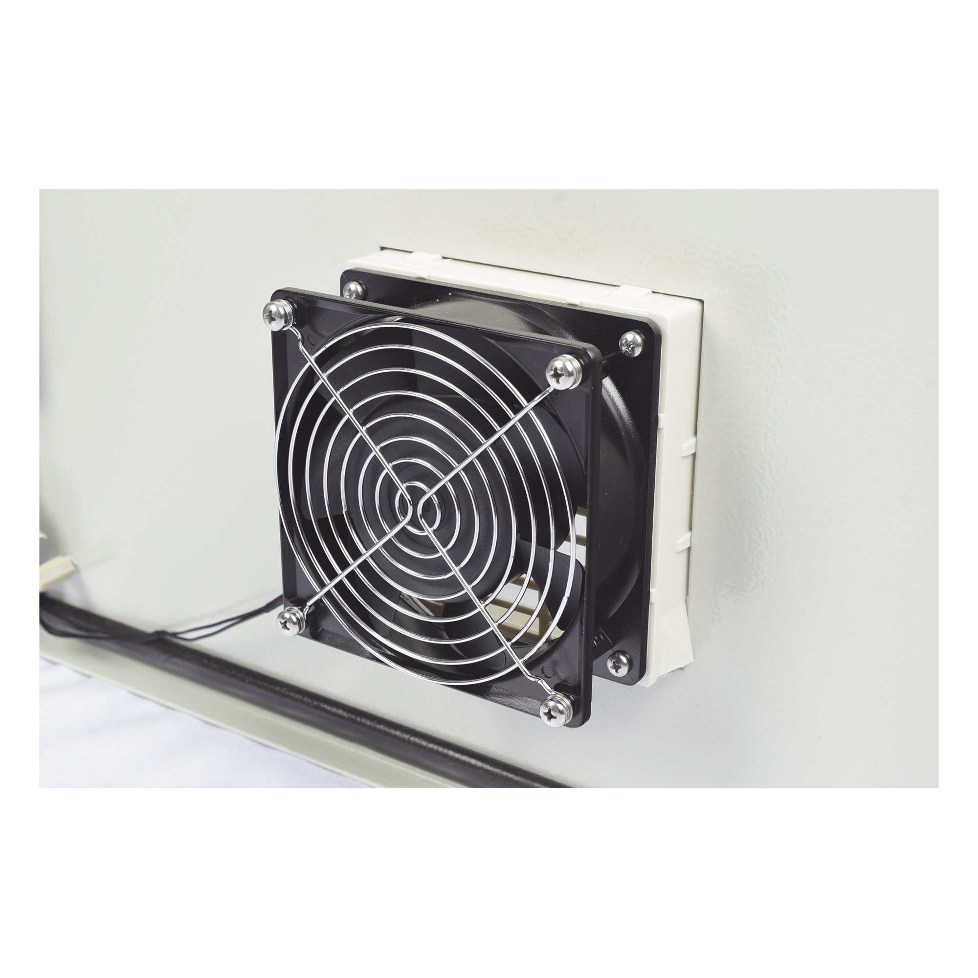 Gabinete de Acero para Exterior / IP55 / IK10 / 600 x 800 x 300 mm (23.6 x 31.5 x 11.8 in) / Ventilación con Filtro / Placa Trasera Galvanizada