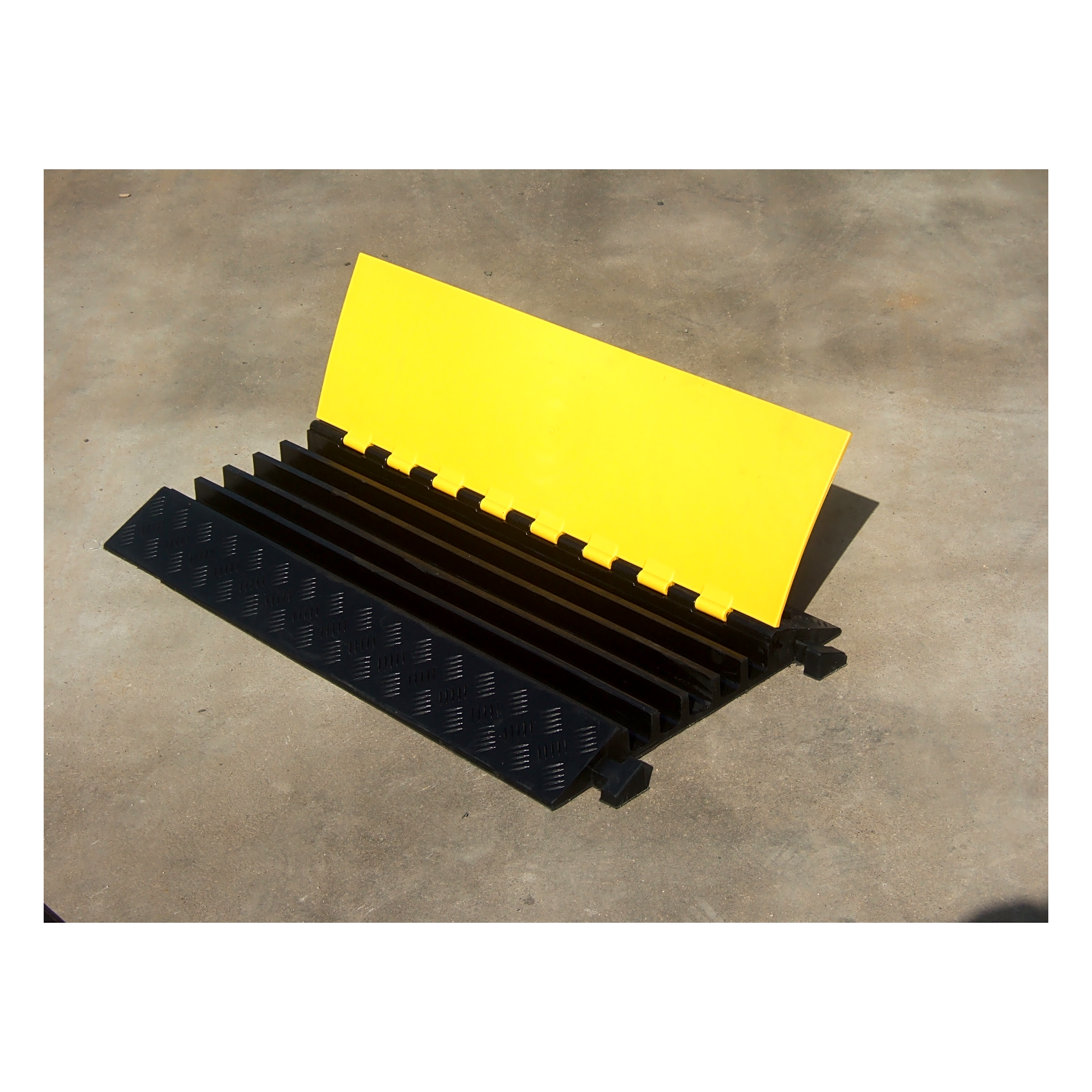Protector de Cable / 5 Canales / Capacidad 4.6 Toneladas / Canal 38x35 mm / Longitud 90 cm / Rango -45℃ a 60℃ — ACCESSPRO · SKU AC905-CV
