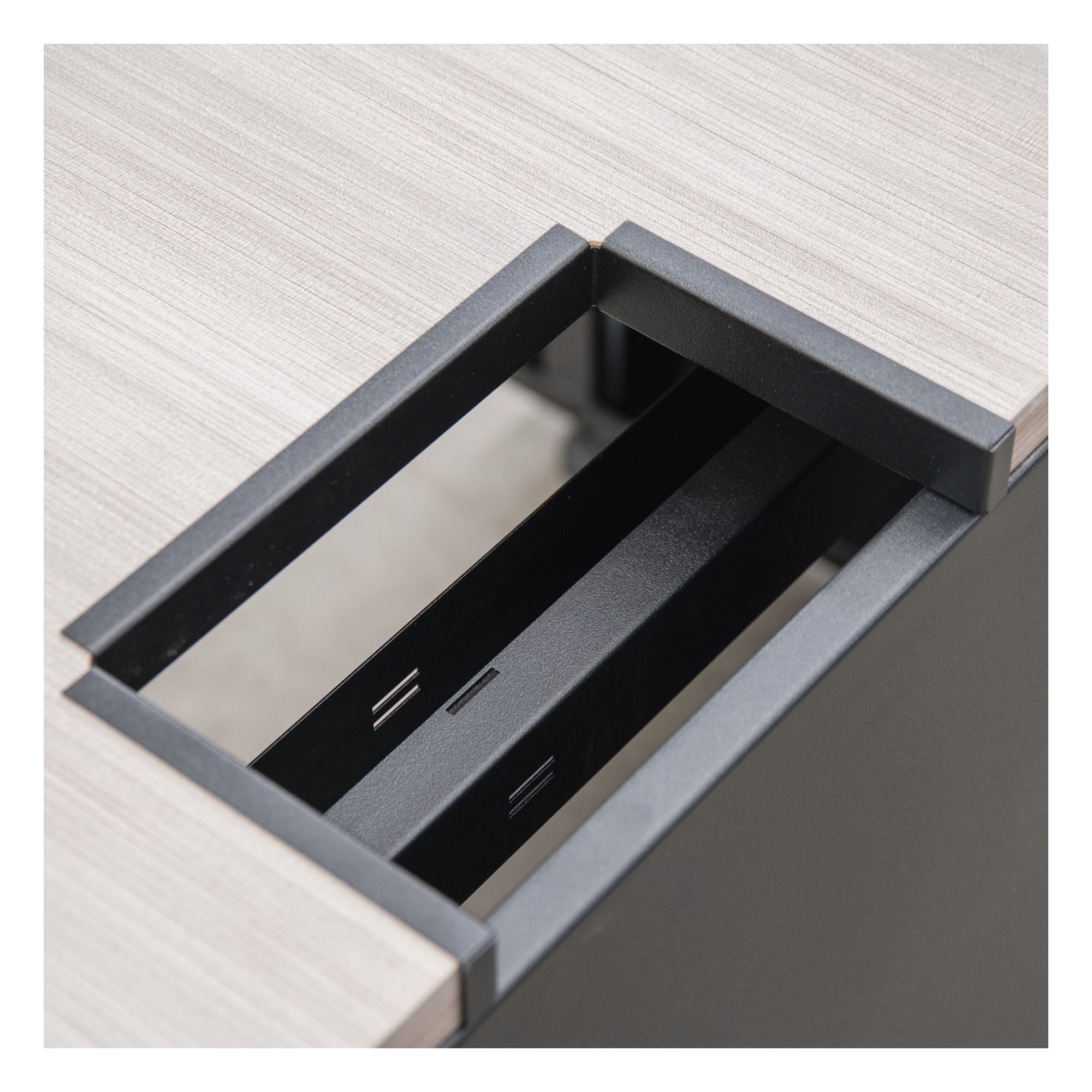 Consola Profesional para Monitoreo y Cómputo / Acero Laminado y Madera / Ranura para Base de Monitores / Tomacorriente 15A / Iluminación LED / 1.64 ft (0.5 m) de Profundidad