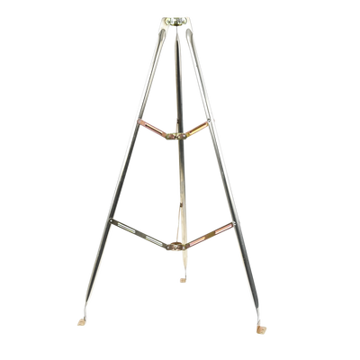 Montaje de tripie para exterior, altura total del tripie 1.52 m. Compatible con mástiles de hasta 3 m de largo 1  1/4 a 2" de diámetro 