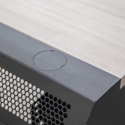 Consola Profesional para Monitoreo o Computo | Ranura para Base de Monitores | Microperforaciones | Luces LED Decorativas | Tomacorriente HTCM1U10C | Tapas Organizadoras de Cables | Niveladores | Rack para Montaje de Equipos | Ranura Pasaca