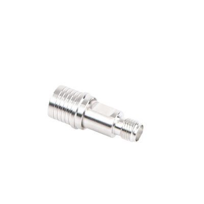 Adaptador en Línea de Bajo PIM, de Conector QMA (Quick Mate) Macho a SMA Hembra, Bronce Blanco/ Oro/ Teflón.